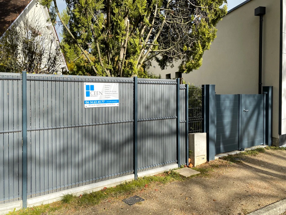 Portail coulissant aluminium laqué anthracite (RAL 7016) avec panneau de clôture à lames verticales occultantes