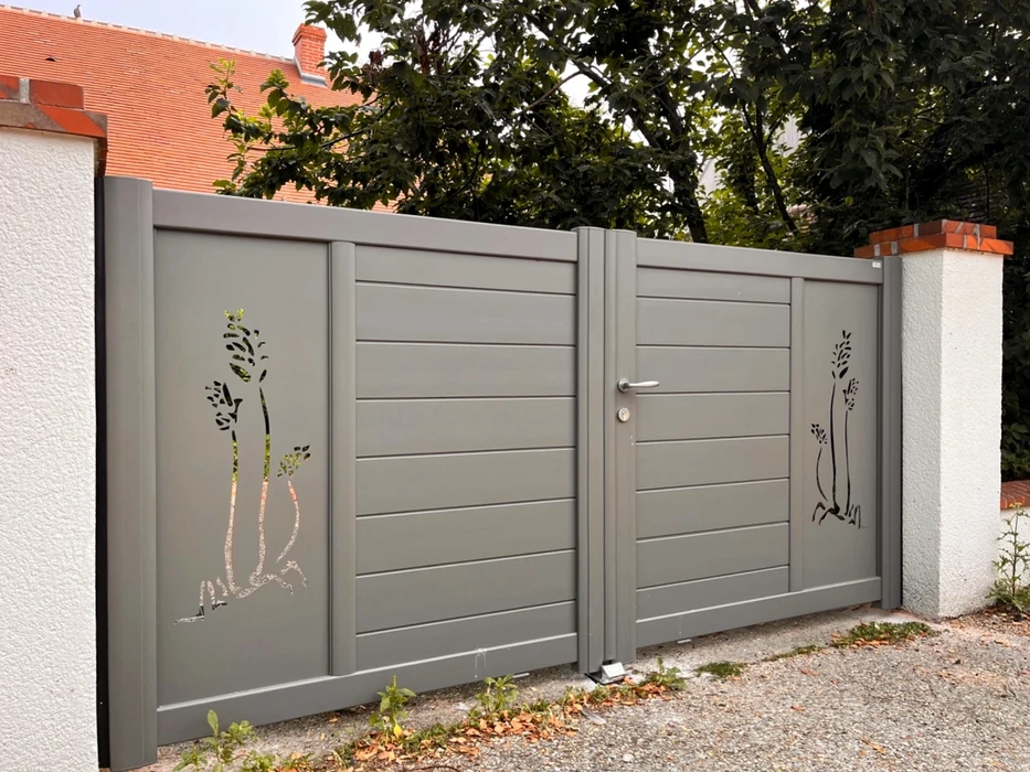 Portail coulissant double vantaux en aluminium laqué gris anthracite, avec découpes laser motifs végétaux (tiges et feuillages stylisés)
