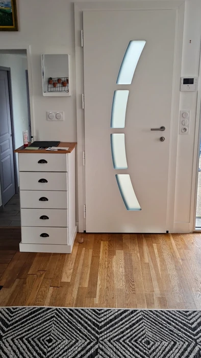 Entrée de maison moderne avec parquet en chêne clair