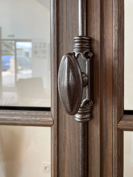 Intérieur d'un hall ou salon, vue rapprochée sur une porte française vitrée en bois teinté foncé, style classique