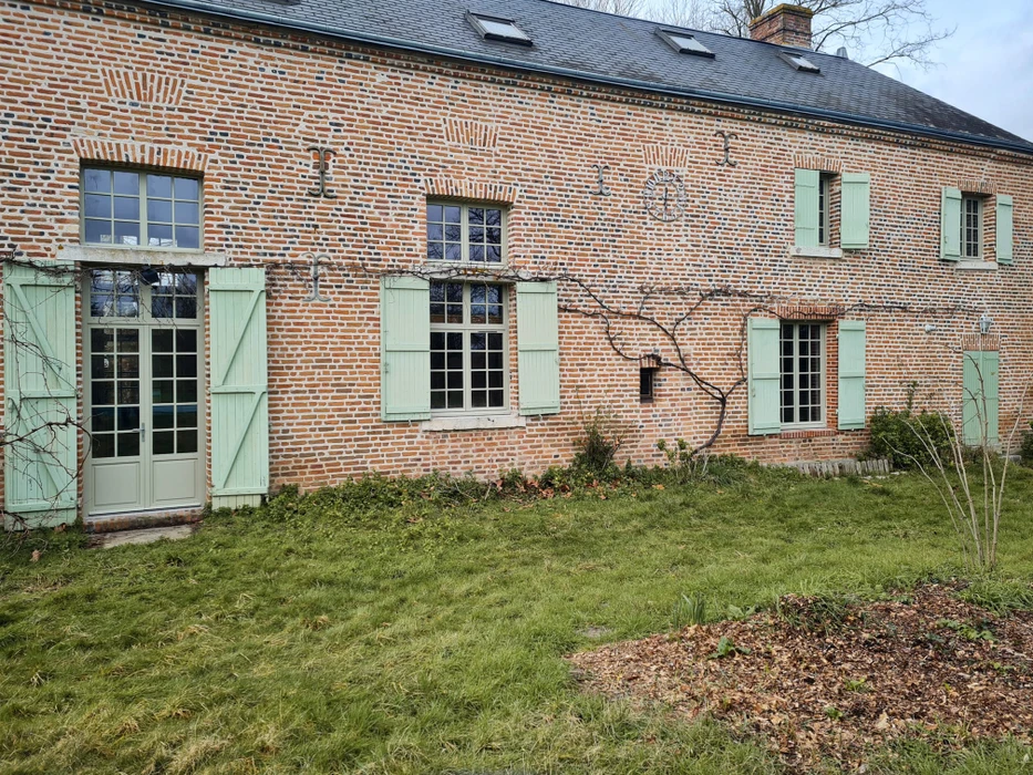 Portail extérieur résidentiel en aluminium gris anthracite à deux vantaux, style contemporain avec partie haute ajourée à barreaudage vertical et partie basse pleine à lames verticales