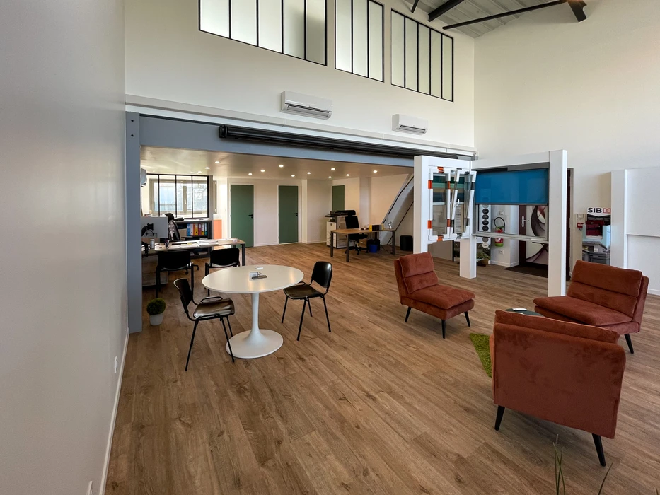 Deux ouvriers professionnels installent une grande fenêtre à battants dans un appartement moderne