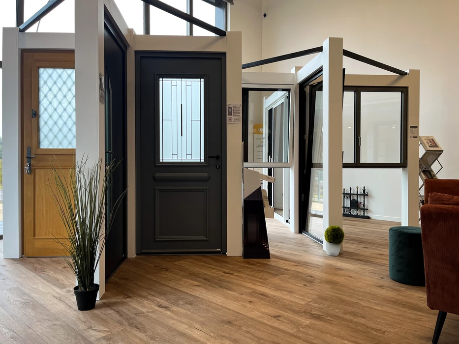 Entrée moderne d'immeuble de bureaux avec porte tambour cylindrique en verre et acier inoxydable