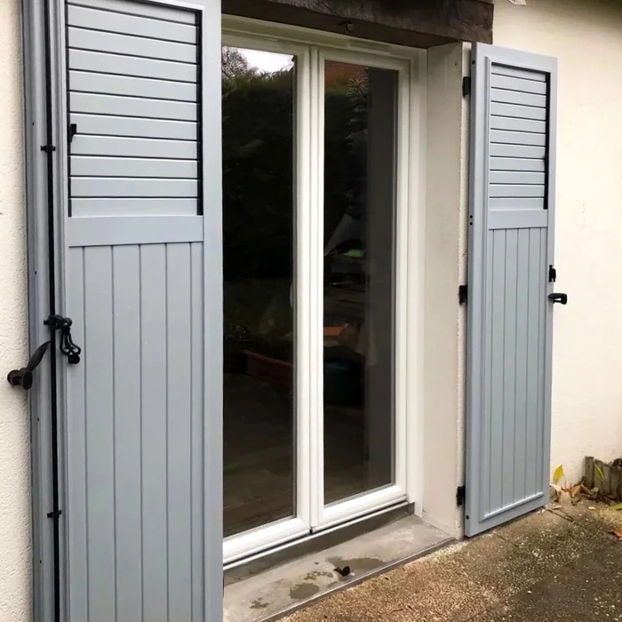 Portail coulissant double vantaux en aluminium laqué gris anthracite, avec découpes laser motifs végétaux (tiges et feuillages stylisés)