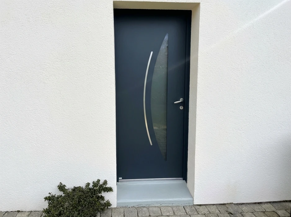 Showroom de menuiseries exposant plusieurs modèles de portes d'entrée et fenêtres