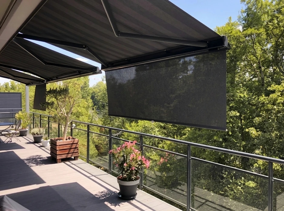Terrasse extérieure moderne avec pergola bioclimatique à lames orientables, mobilier contemporain et piscine