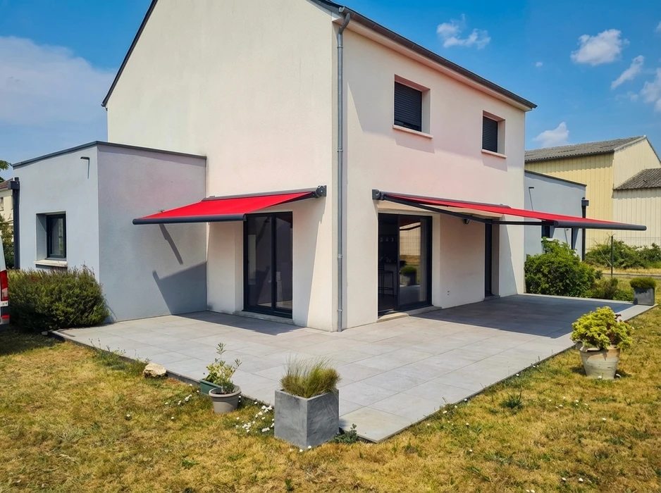 Pergola bioclimatique aluminium anthracite adossée à une maison individuelle de plain-pied, toiture en ardoise