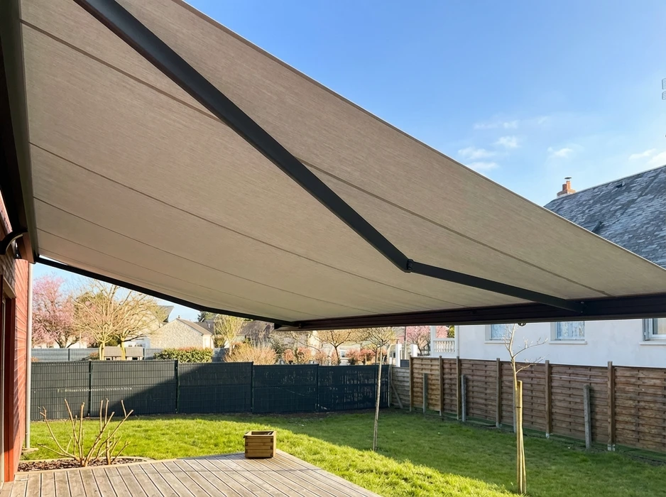 Store de terrasse motorisé à coffre intégral, toile unie vert foncé avec éclairage LED intégré dans la latte frontale