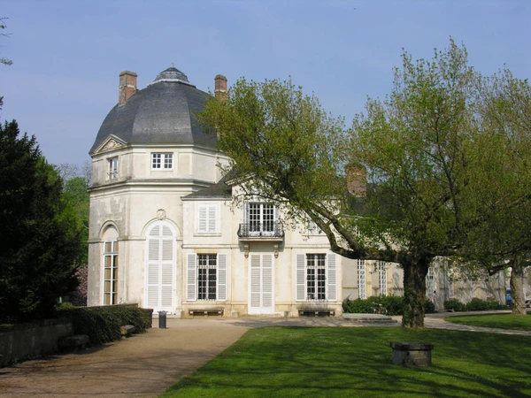 Photographie r&eacute;aliste en haute r&eacute;solution montrant le c&oelig;ur du village de Ch&acirc;teauneuf-sur-Loire avec ses b&acirc;timents caract&eacute;ristiques et son architecture locale, en vue de rue. L'image doit illustrer la proximit&eacute; g&eacute;ographique et le tissu urbain/p&eacute;riurbain du secteur d'intervention de CEEN Menuiserie. Photographie de jour, sans texte ni indication de zones, capturant l'atmosph&egrave;re et le caract&egrave;re du territoire o&ugrave; intervient l'entreprise.