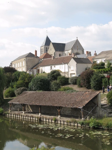 Photographie r&eacute;aliste en haute r&eacute;solution montrant l'entr&eacute;e d'une maison individuelle avec une fen&ecirc;tre en aluminium moderne et un volet roulant, dans un environnement r&eacute;sidentiel typique de la r&eacute;gion du Loiret. La maison est entour&eacute;e d'un jardin ou d'une cour, avec des arbres ou verdure environnante. L'image doit montrer clairement les menuiseries ext&eacute;rieures (fen&ecirc;tres et volets) comme point focal, illustrant le type de travail r&eacute;alis&eacute; par CEEN Menuiserie. Photographie de jour, prise depuis la rue ou l'acc&egrave;s r&eacute;sidentiel, sans texte ni logo.