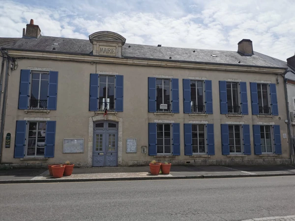 Photographie r&eacute;aliste en haute r&eacute;solution montrant un chantier ou une fa&ccedil;ade r&eacute;sidentielle &agrave; Artenay avec des menuiseries ext&eacute;rieures en cours de pose ou r&eacute;cemment install&eacute;es (fen&ecirc;tres, volets ou porte d'entr&eacute;e). L'image doit capturer une maison typique de la r&eacute;gion avec des &eacute;l&eacute;ments de menuiseries modernes bien visibles, illustrant le travail sp&eacute;cialis&eacute; de CEEN Menuiserie. La sc&egrave;ne doit montrer l'environnement p&eacute;riurbain du village d'Artenay, de jour, en haute r&eacute;solution, sans texte ni logo.