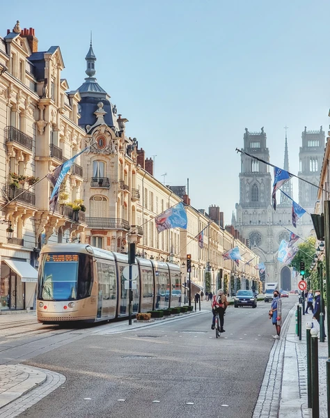 Vue a&eacute;rienne ou panoramique de la r&eacute;gion d'Orl&eacute;ans avec des b&acirc;timents r&eacute;sidentiels et commerciaux vari&eacute;s, montrant le tissu urbain et p&eacute;riurbain. L'image doit illustrer une zone g&eacute;ographique dynamique avec des maisons individuelles et des immeubles, permettant au spectateur de visualiser le secteur d'intervention de CEEN Menuiserie autour d'Orl&eacute;ans. Photographie r&eacute;aliste de jour, en haute r&eacute;solution, sans texte ni indication de zones d'intervention.