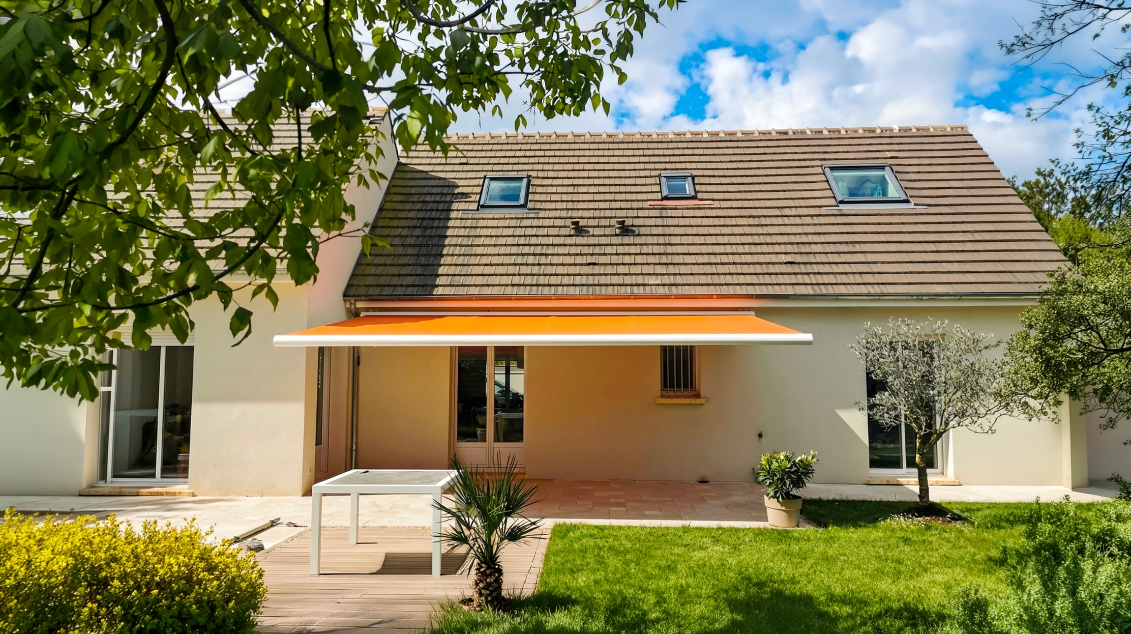 Terrasse extérieure moderne avec pergola bioclimatique à lames orientables, mobilier contemporain et piscine